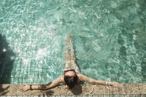 Comment aménager une zone de détente confortable autour de votre piscine ?